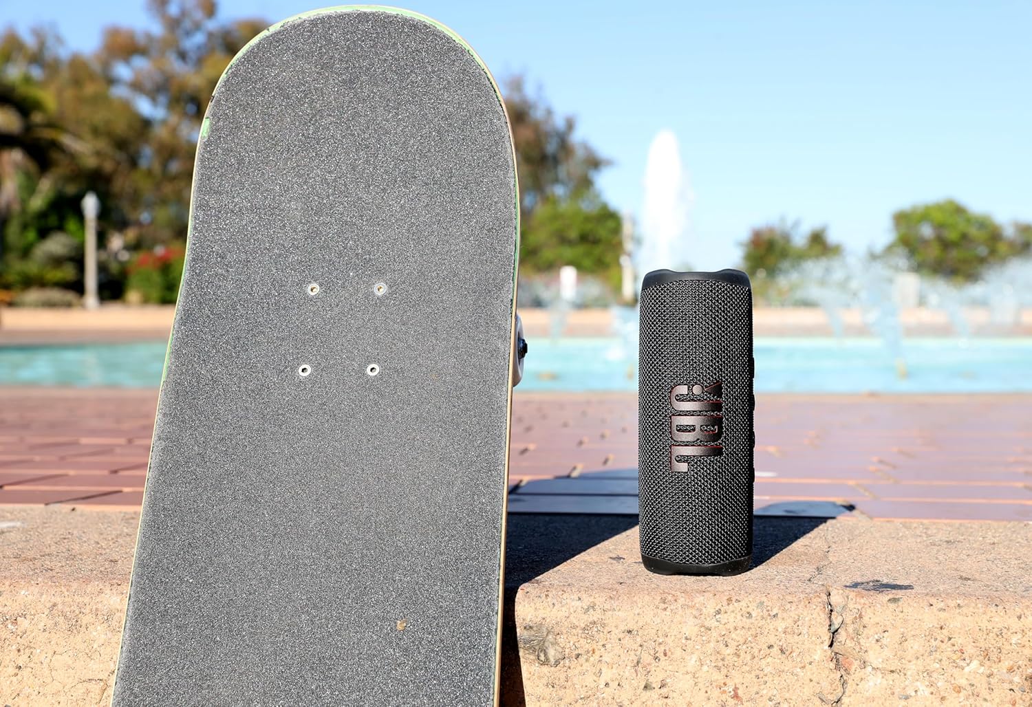 JBL Flip 6 - Portable Bluetooth Speaker, powerful sound and deep bass, IPX7 waterproof, 12 hours of playtime, JBL PartyBoost for multiple speaker pairing for home, outdoor and travel (Grey)